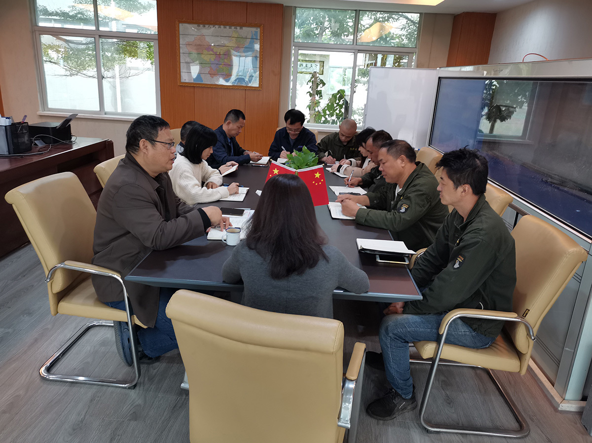 優秀(xiu)的設計(ji)，如采用(yong)自動托(tuo)盤進料(liao)系統，物(wu)料輸送(song)和布局(ju)系統